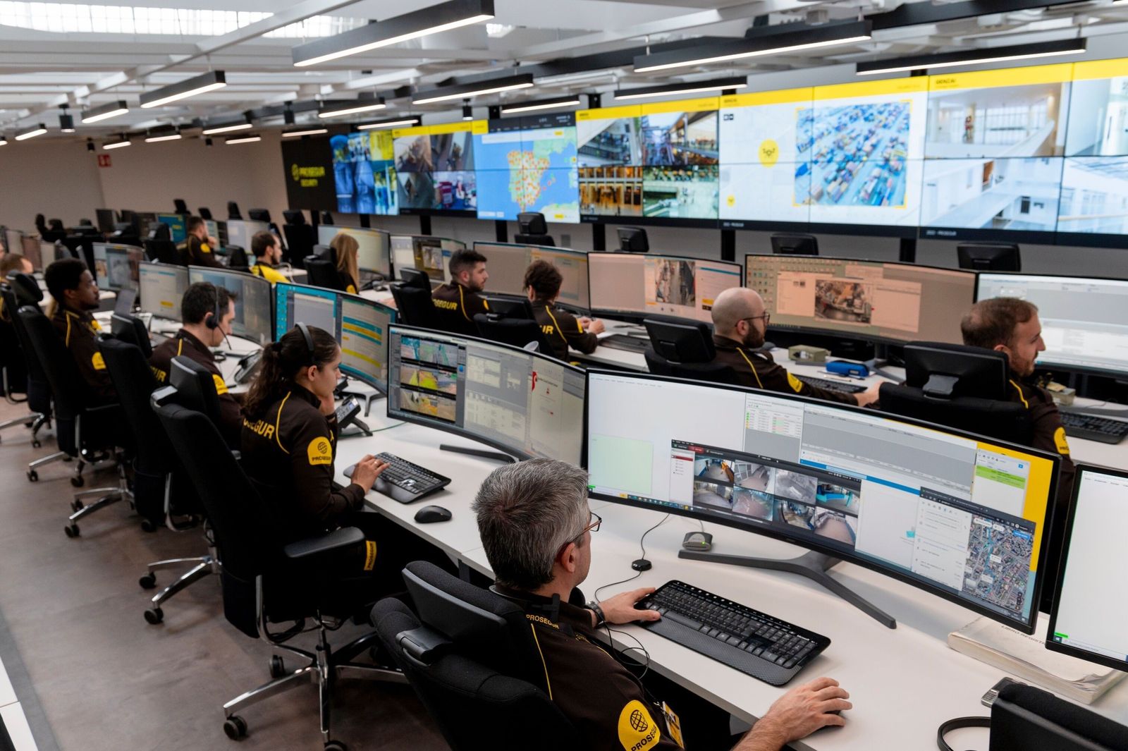 Trabajadores en una empresa de seguridad, en una imagen de archivo.