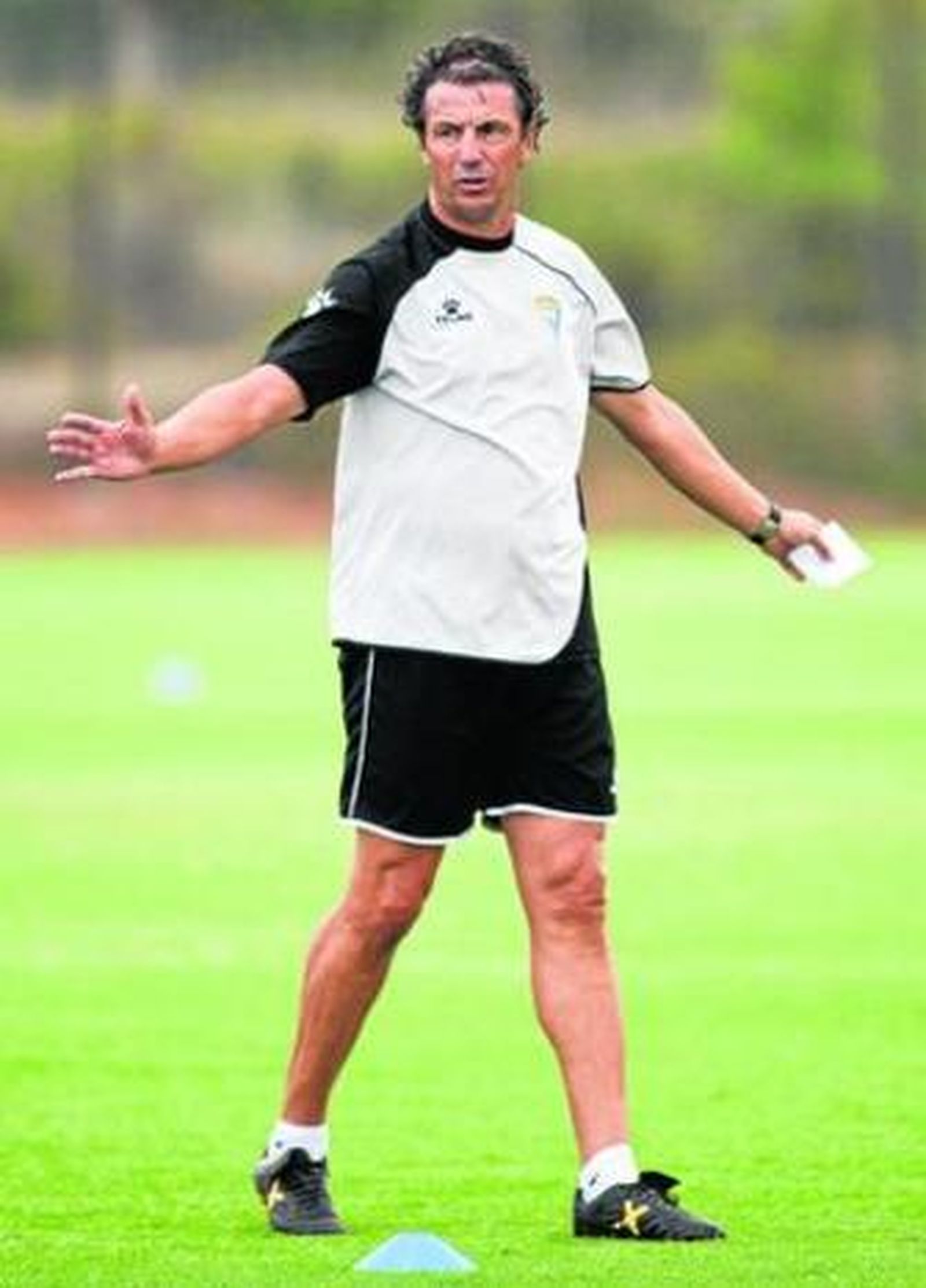 Jose González dirige una sesión de trabajo con un papel en la mano izquierda.