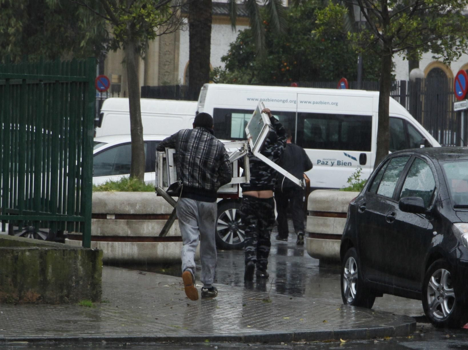 Los expoliadores retirando material del edificio que albergaba la discoteca.