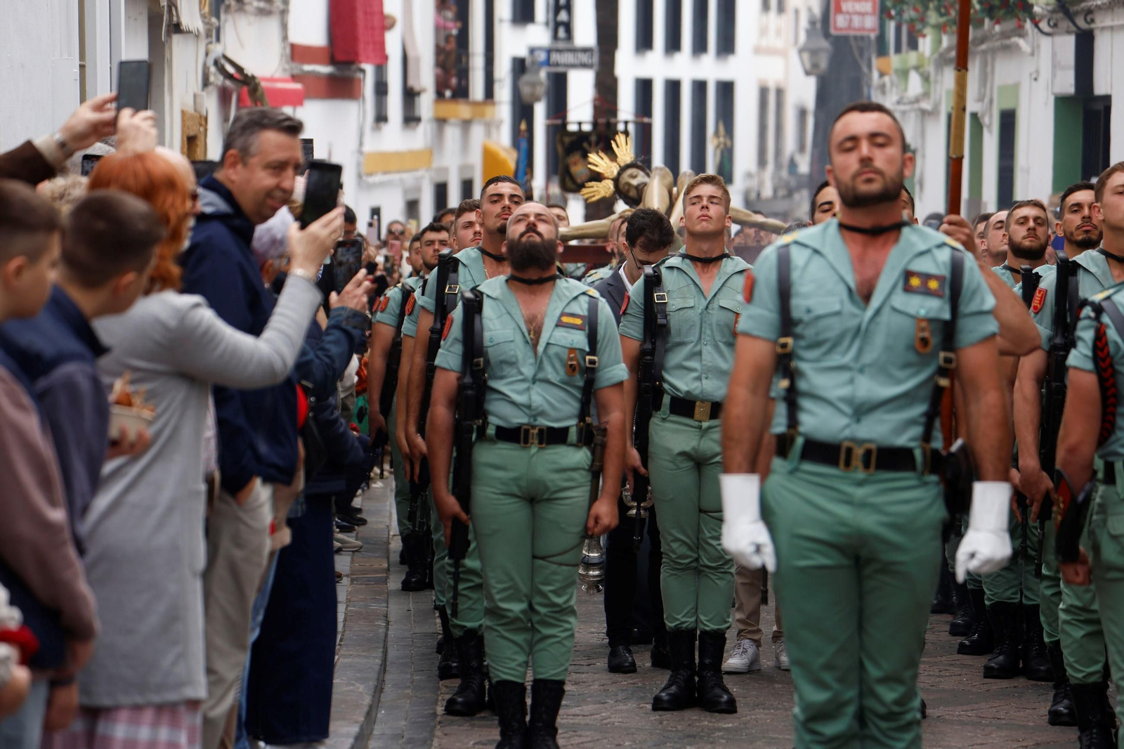 El vía crucis de la Caridad con la Legión en el Viernes Santo de Córdoba, en imágenes