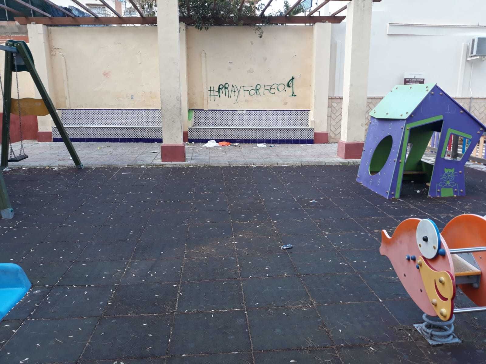Una de las últimas fotos de denuncia de Cs muestra el estado del parque infantil de la barriada San Diego.