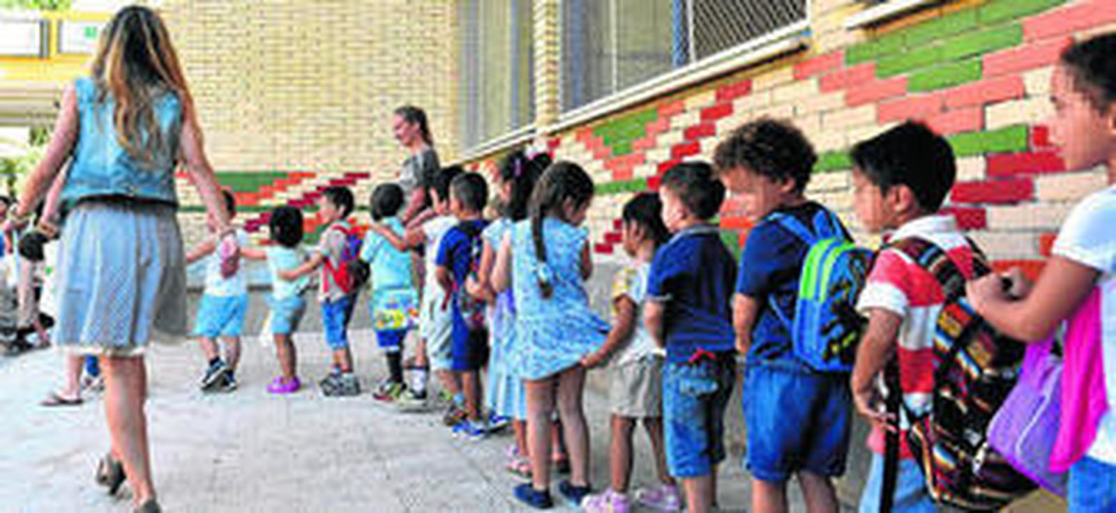 Los niños entran a clase en su primer día en el Colegio San José Obrero.