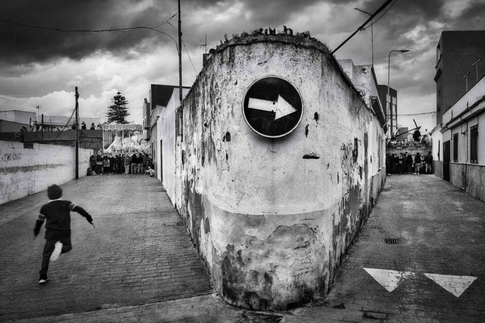 Primer premio categoría comarcal y Medalla de Oro de la Federación Andaluza de Fotografía. 'El niño y la procesión'.