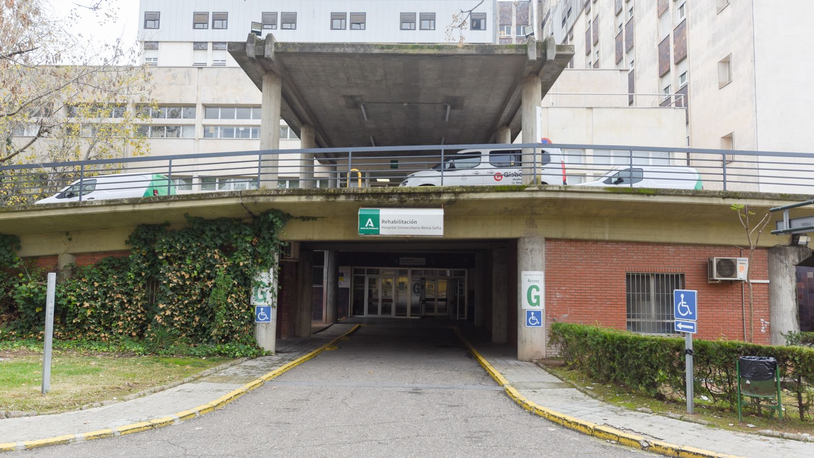 Entrada a Rehabilitación en el Hospital General del Reina Sofía.