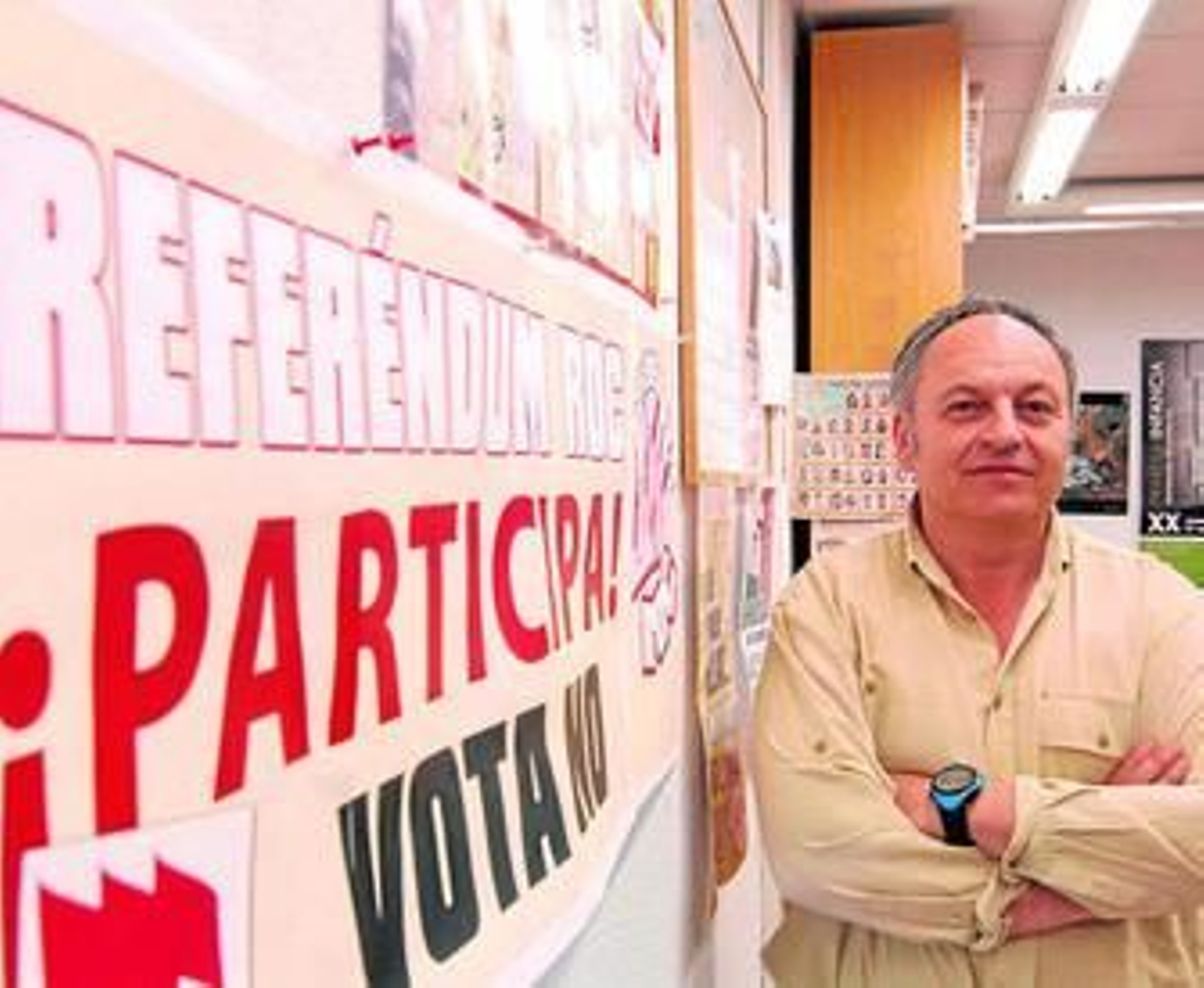 Joaquín Vega junto al cartel que invita a la participación del referéndum sobre el ROC. Joaquín Vega junto al cartel que invita a la participación del referéndum sobre el ROC.