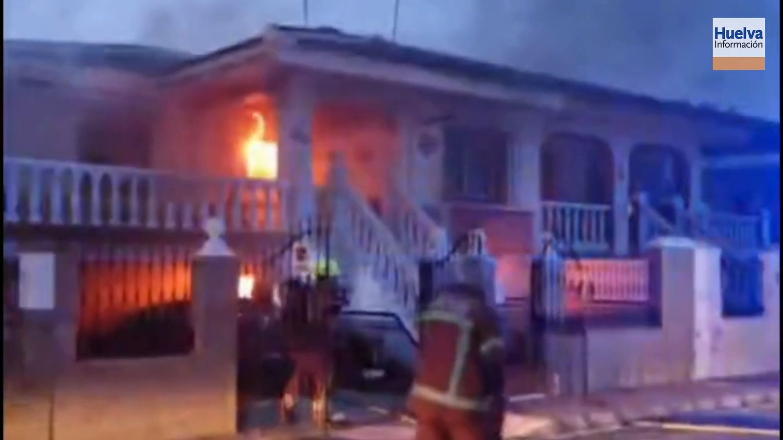 Imágenes de la intervención de los bomberos durante un incendio este martes en una vivienda de Matalascañas