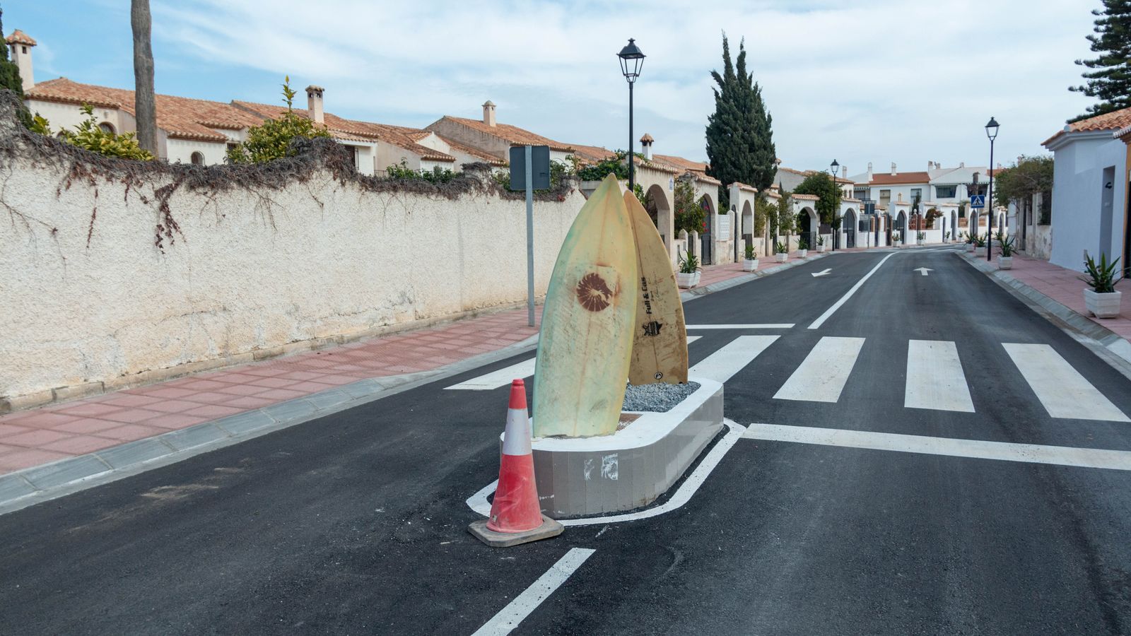 Lamentan que unos metros más allá otro elemento obstaculiza la carretera
