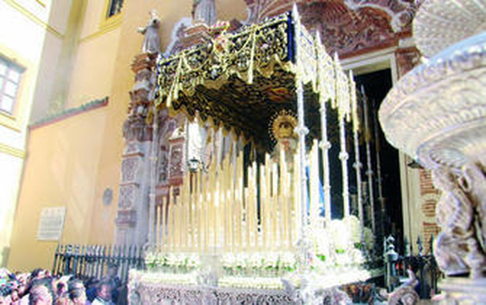 La Virgen de las Lágrimas sale de los Terceros con su palio restaurado.