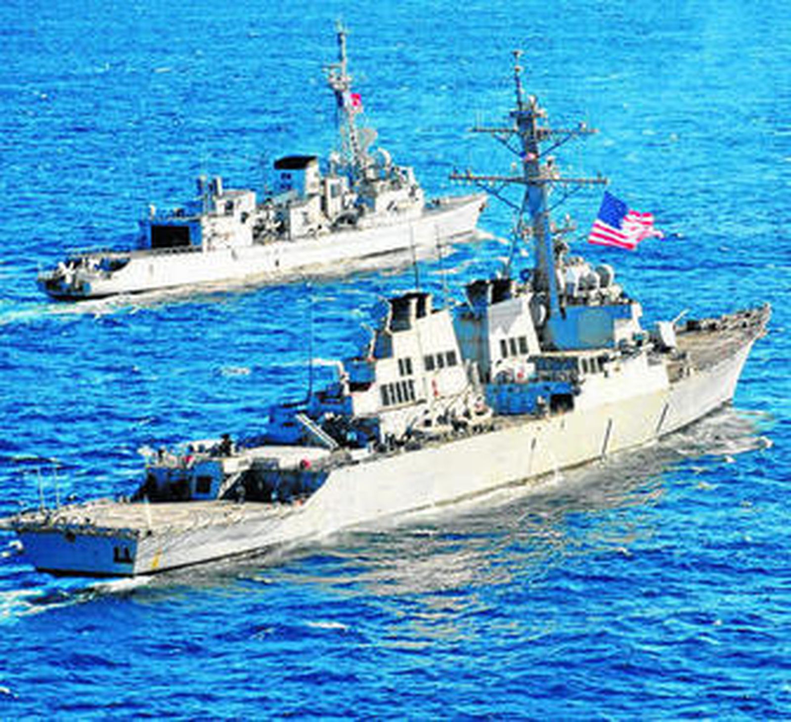 El USS Barry, un destructor de misiles guiados (en primer término), y un barco militar francés en el mar Jónico.