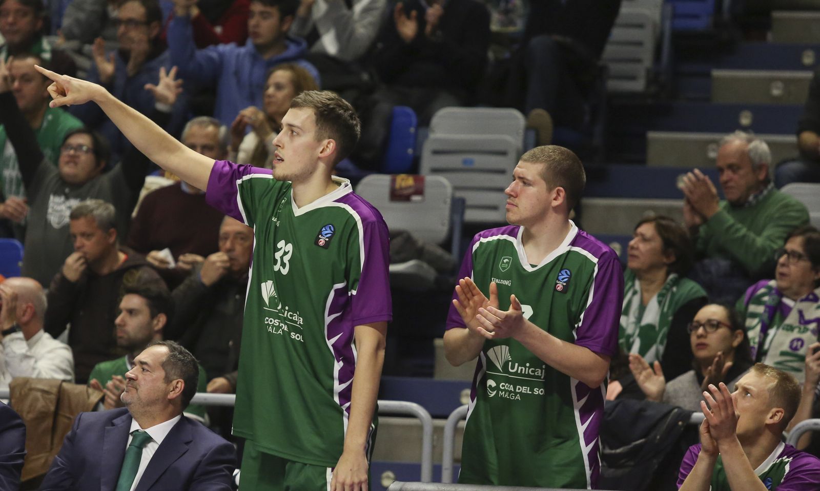 Kyle Wiltjer y Morgan Stilma, en el banquillo.