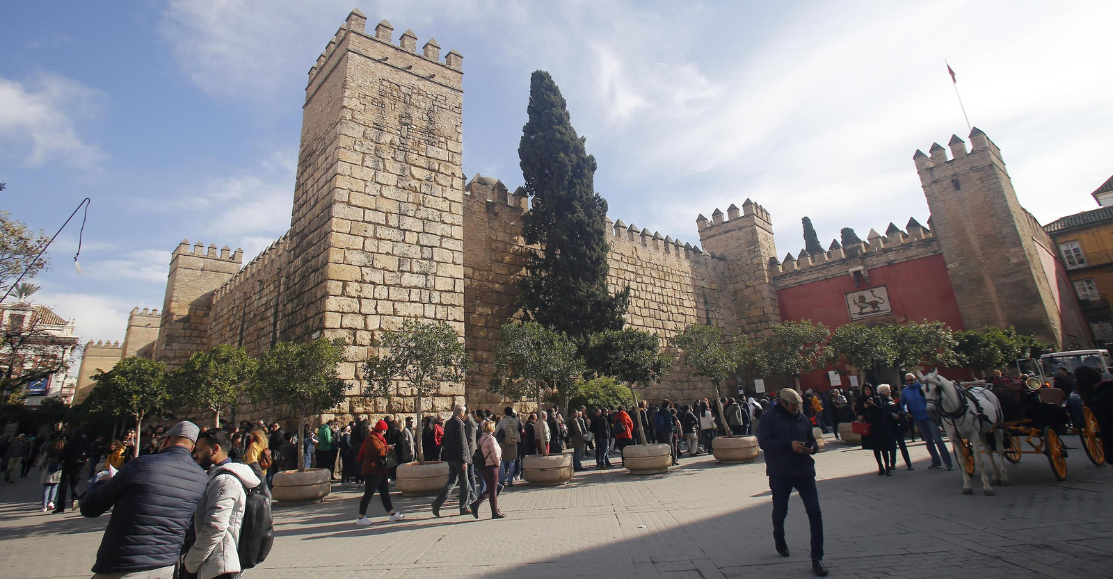 Turistas hacen cola para visitar el Real Alcázar de Sevilla.