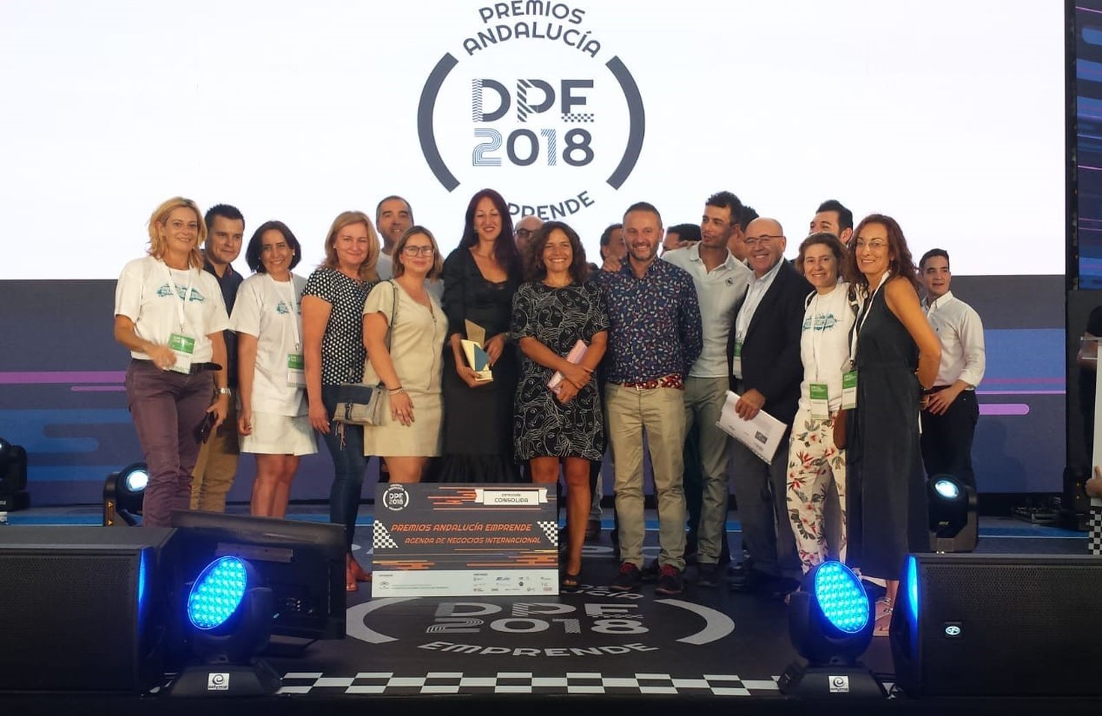 La consejera y el delegado junto a la ganadora almeriense en la categoría Consolida de los V Premios Andalucía Emprende, María Caparrós de Voss Flamenco Internacional; el finalista almeriense en la categoría Crea, Javier Morillas de Niwa; representantes de los ayuntamientos de Cuevas del Almanzora y Serón; y la gerente, responsables provinciales y técnicos de Andalucía Emprende en Almería