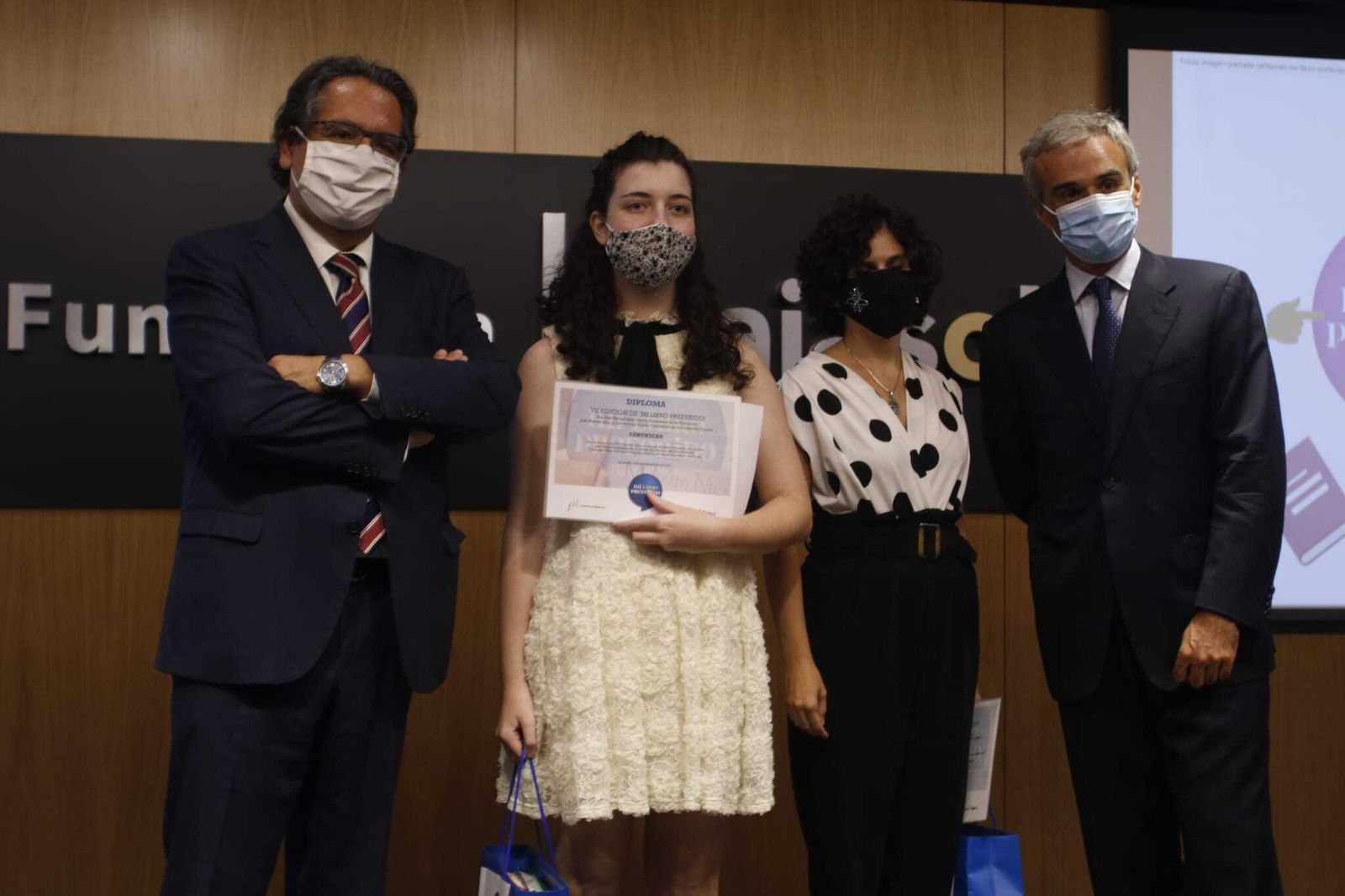 Entrega de uno de los galardones del concurso 'Mi Libro Preferido' en la sede de la Fundación Cajasol.