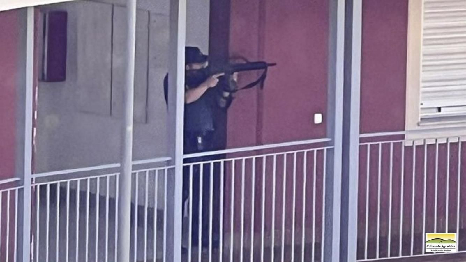 Un agente de policía durante la intervención el Las Colinas de Aguadulce.