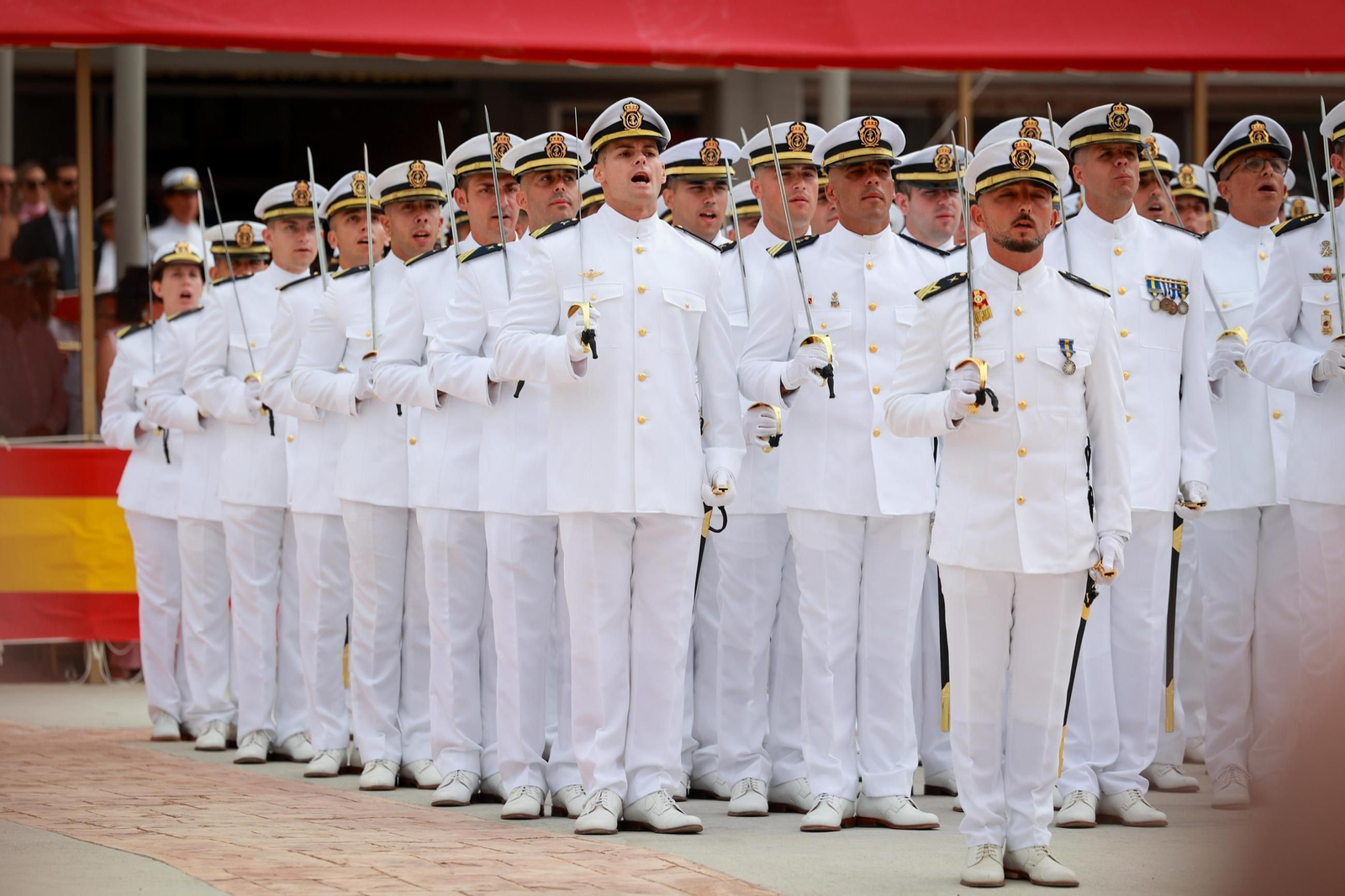 Las imágenes de la entrega de despachos a los nuevos suboficiales de la Armada que ha presidido el Rey en San Fernando