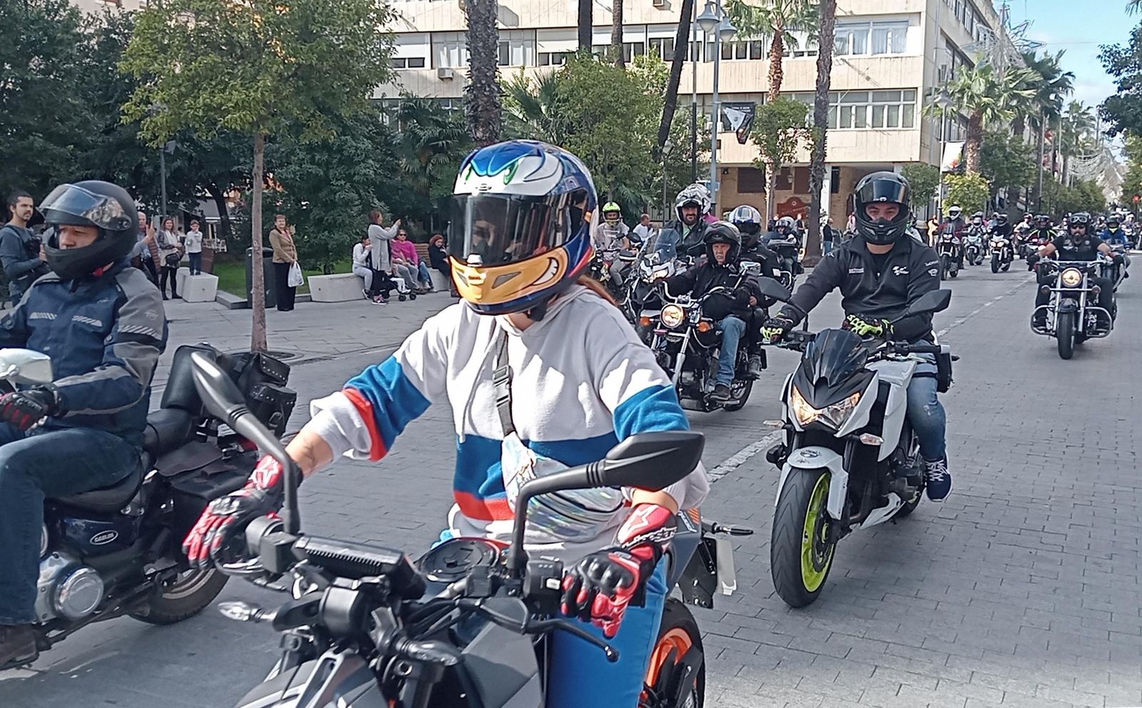 Imágenes de la concentración motera en memoria de Hugo Millán por las calles de Huelva