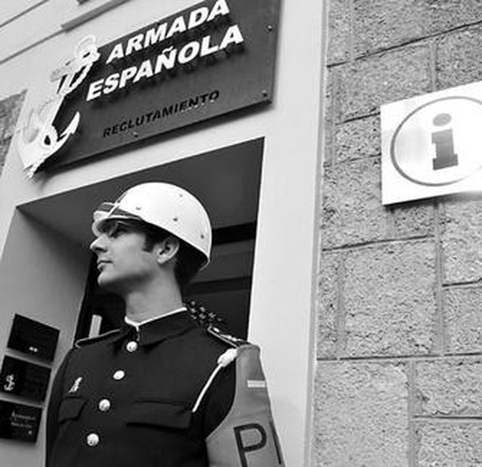 Un infante de Marina de guardia ante el centro de reclutamiento.