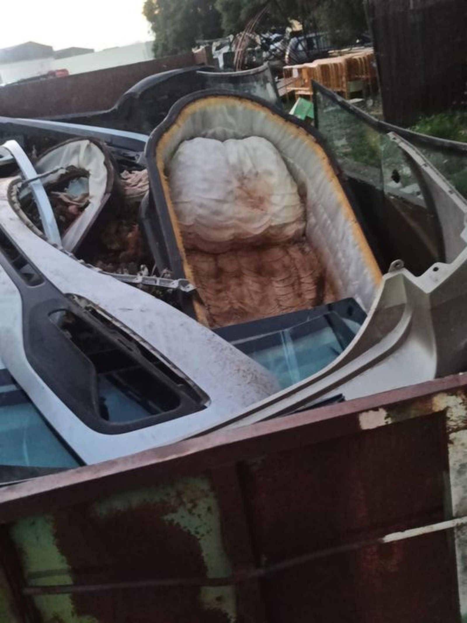 Ataúdes usados en el patio de un edificio público de Cantillana