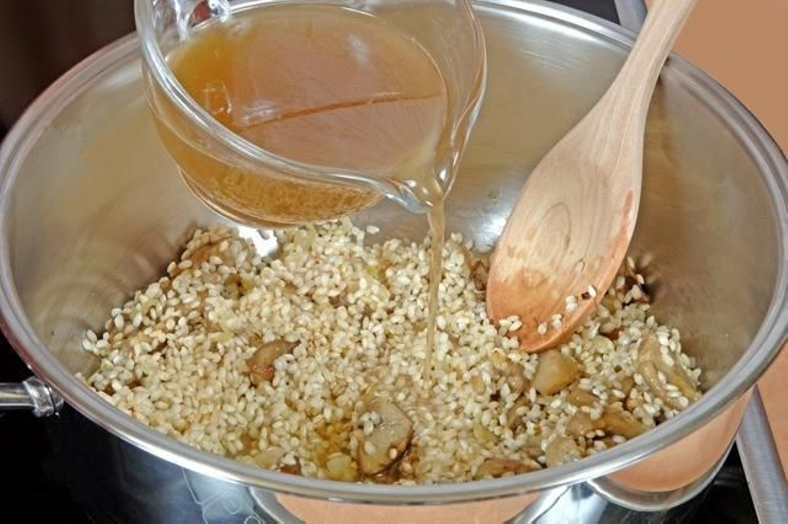 ¿Cuánto caldo es necesario para cocer el arroz?