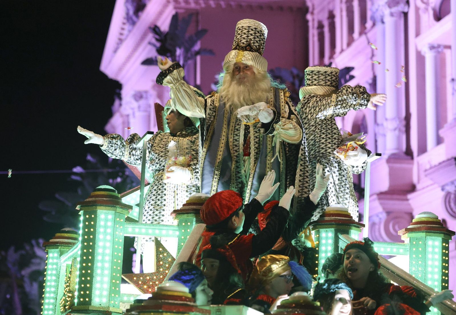 Los Reyes Magos llenan Málaga de ilusión tras la lluvia
