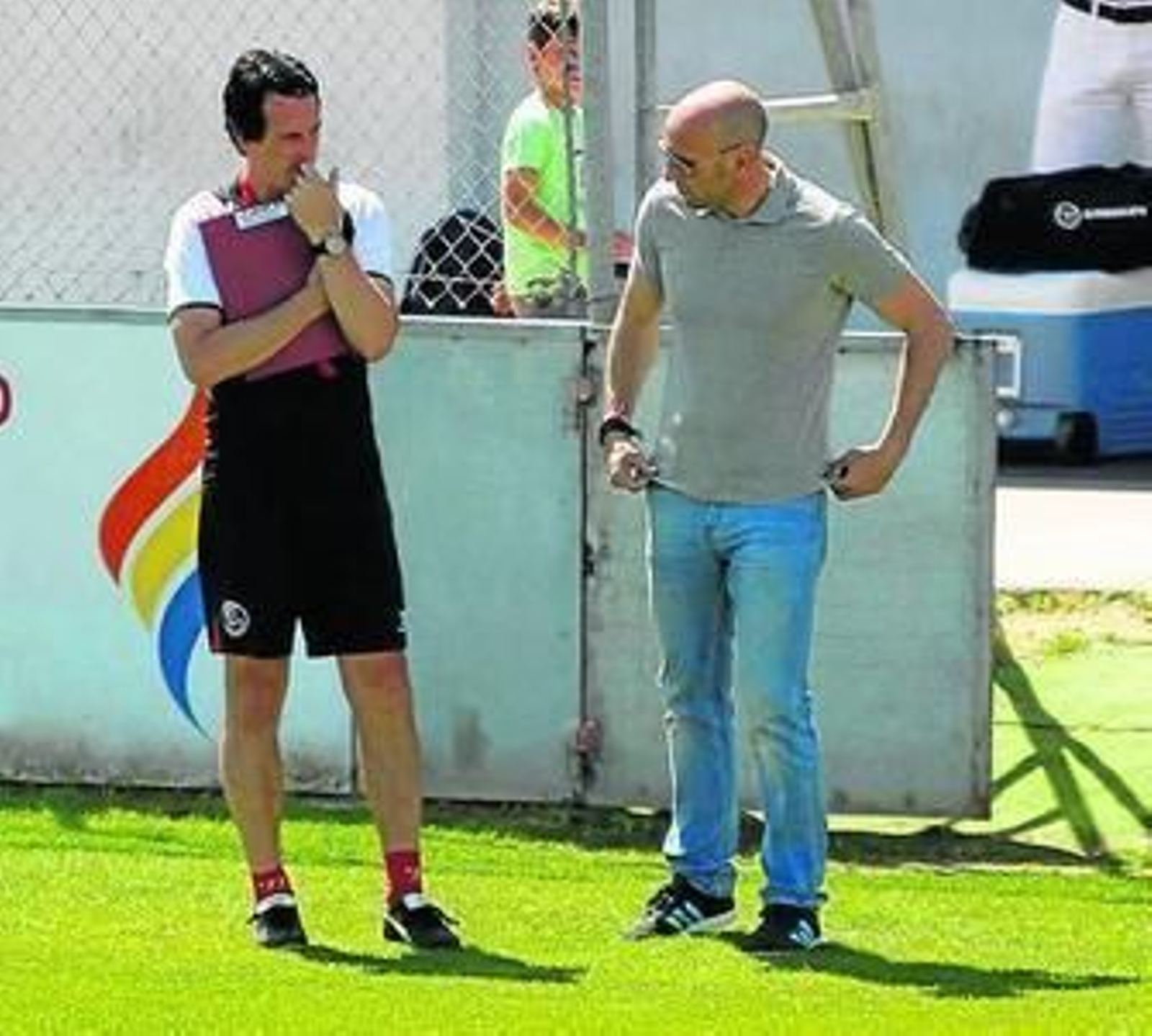Emery atiende a Monchi en la ciudad deportiva.