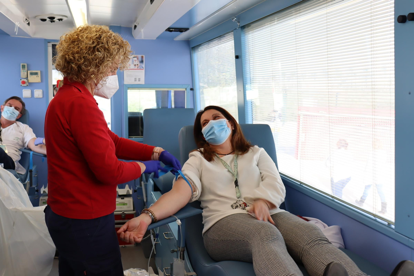 El Hospital de Alta Resolución El Toyo recibe la visita de la Unidad Móvil del Centro de Transfusiones