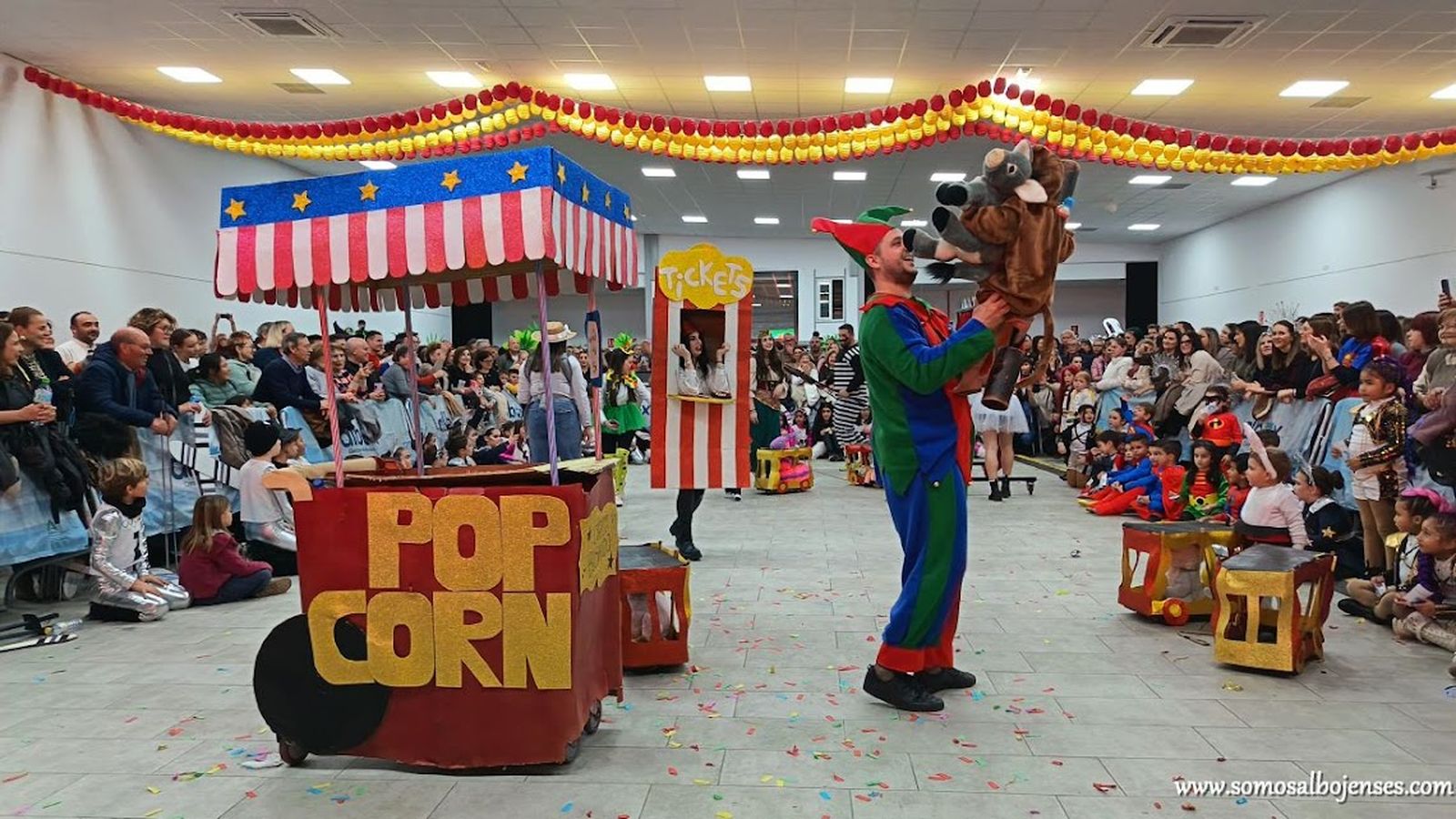 Marta no logra apagar la llama del Carnaval en Albox que llenó de magia el Centro de Agua y Salud