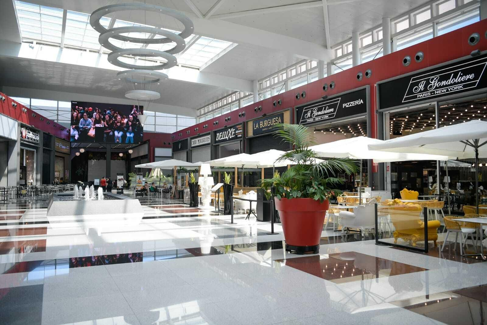 Fotos de la reapertura del centro comercial Nevada Shopping en Granada