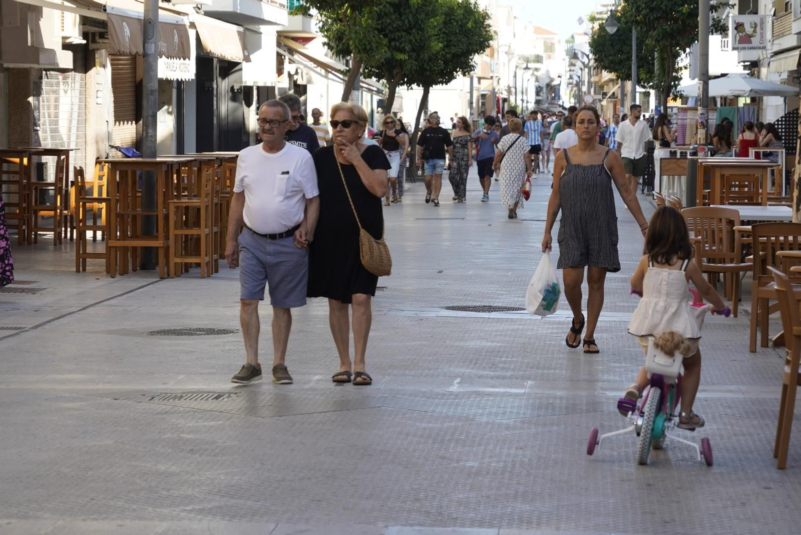 La Calle Ancha de Punta Umbría, una tarde de verano con el sol cayendo