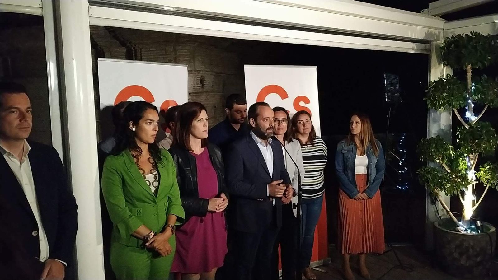 Cassá arropado por el equipo de Ciudadanos Málaga tras las elecciones municipales del 26M.