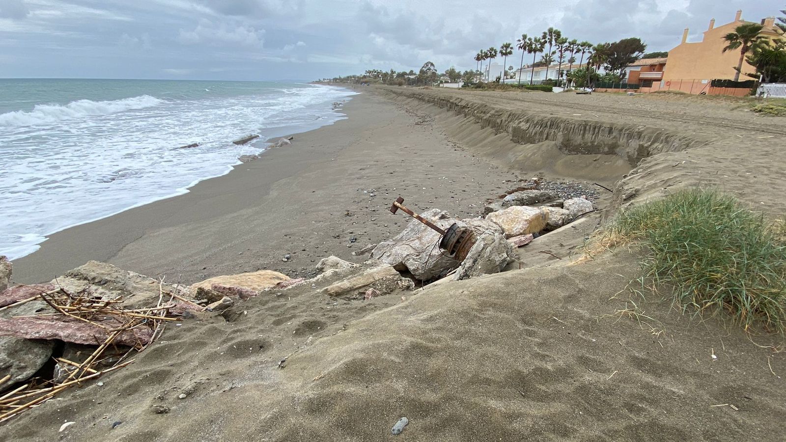 Vista de los daños causados por el temporal en Estepona.