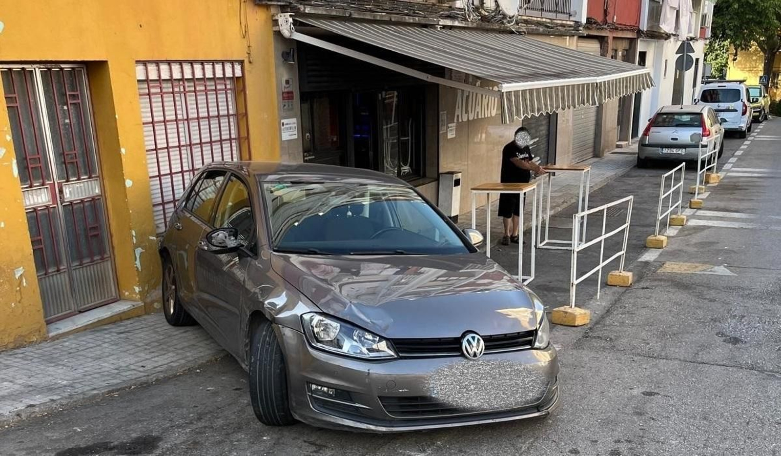 El coche accidentado en la calle Verdiales.