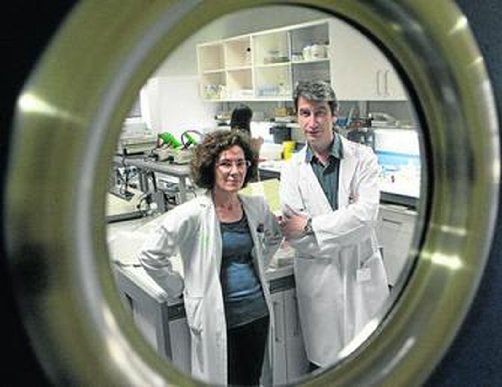 Carmen Sáez (Chercos, Almería, 1959) y Miguel Ángel Japón (Sevilla, 1962) investigan sobre cáncer.