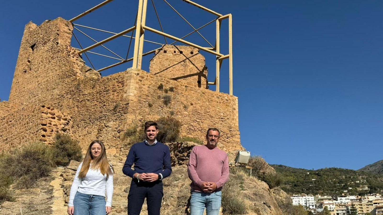 El alcalde, Eric Escobendo junto a los concejales Ana Esturillo y Gerardo Lara en el Castillo Medieval de Lanjarón
