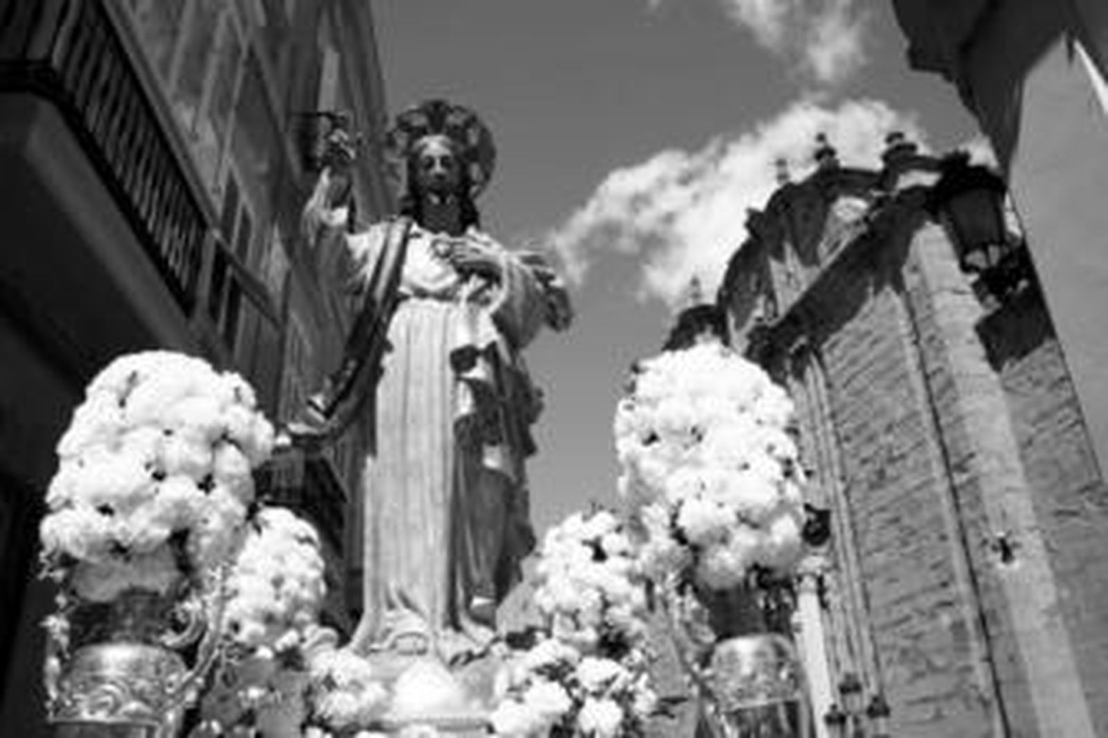 Imagen de la talla del Sagrado Corazón a su salida de la iglesia de San Mateo.
