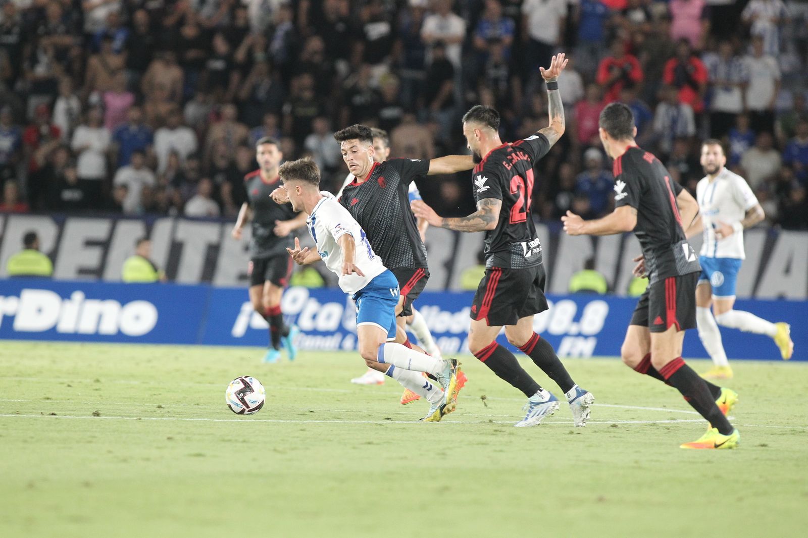Meseguer y Cabaco presionan a un jugador del Tenerife.