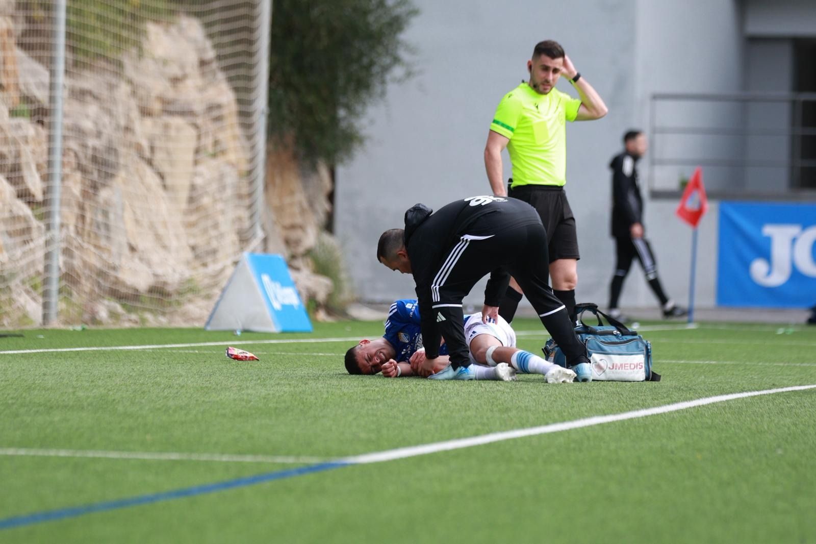 Charaf se duele en el césped artificial del Muñoz Pérez de Estepona.