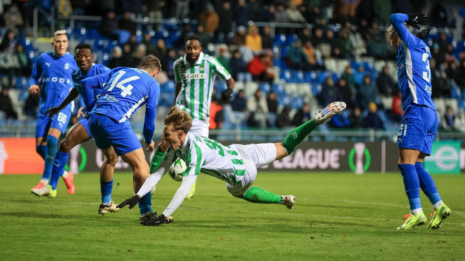 Jesús Rodríguez cae en un intento de entrar en el área en los minutos finales.