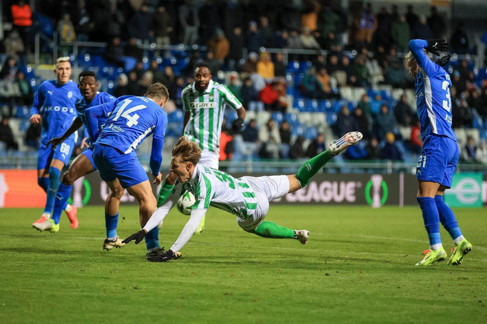Jesús Rodríguez cae en un intento de entrar en el área en los minutos finales.