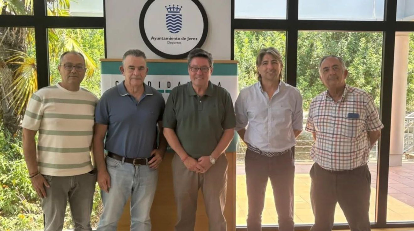 La nueva directiva del Jerez Industrial se reunió con el delegado de Deportes. La nueva directiva del Jerez Industrial se reunió con el delegado de Deportes.