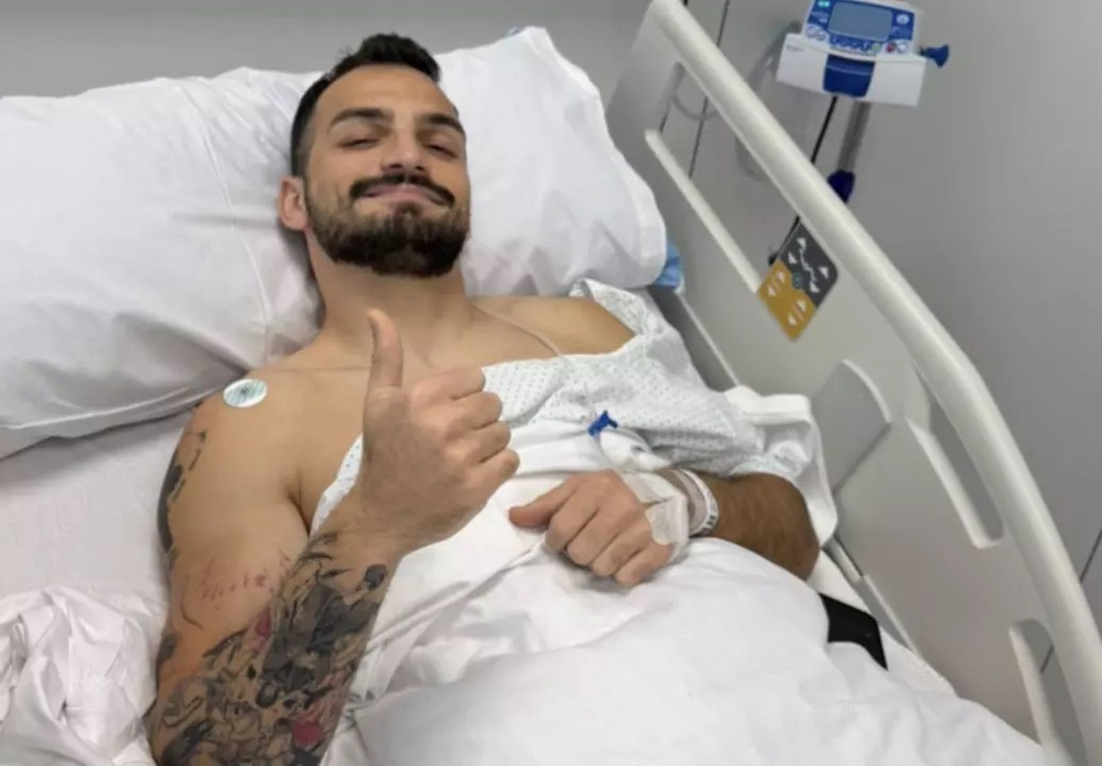 El jugador del Cádiz alza el pulgar desde el hospital donde ha sido intervenido.