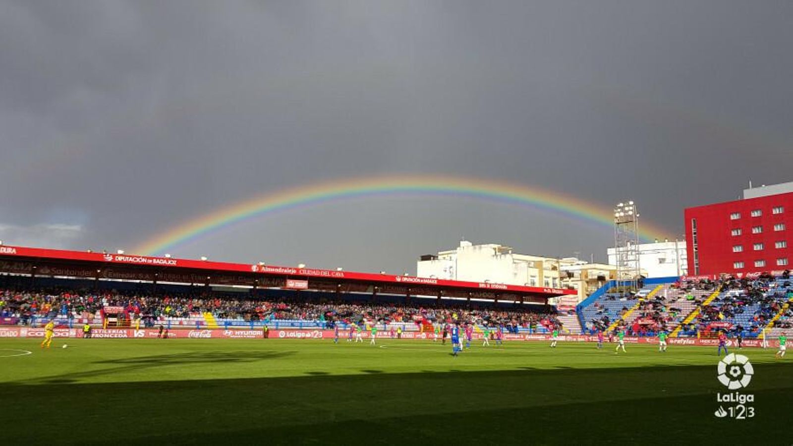 La lluvia y el viento hicieron acto de presencia en el Francisco de la Hera, dando paso a un lustroso arco iris
