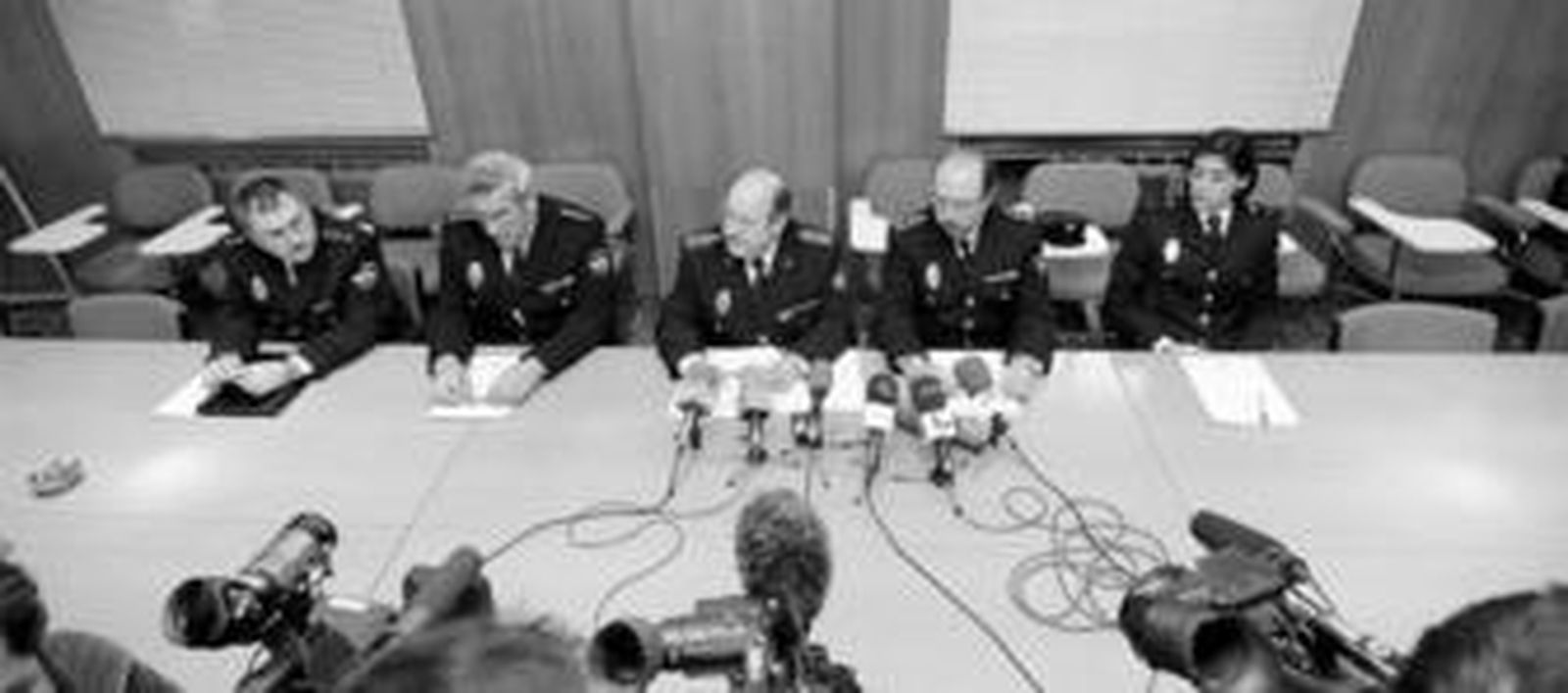 El jefe superior de Policía, en el centro, compareció, de izquierda a derecha, con el jefe de Homicidios, el jefe provincial, el jefe de Policía Científica y la portavoz del cuerpo.