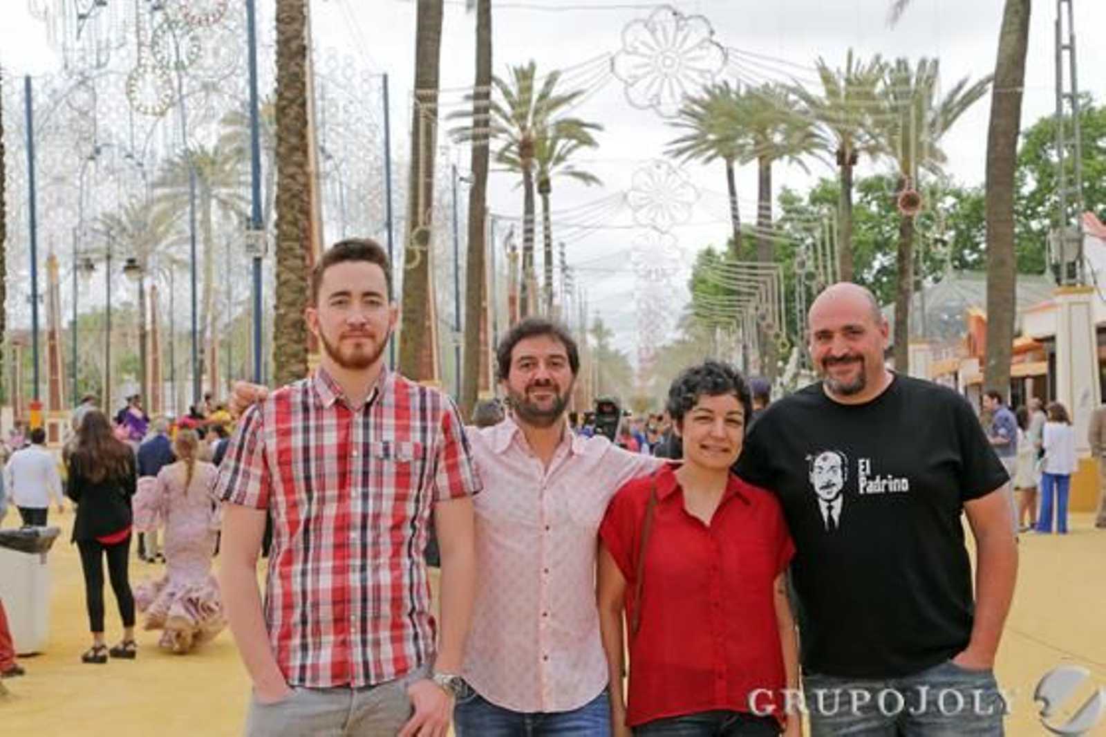 Los concursantes de ‘Saber y Ganar’ Miguel Ángel Gómez, el jerezano Manuel Romero Bejarano, Victoria Folgueira y Óscar Díaz, en el exterior de la caseta de Diario de Jerez. 

Foto: Vanesa Lobo