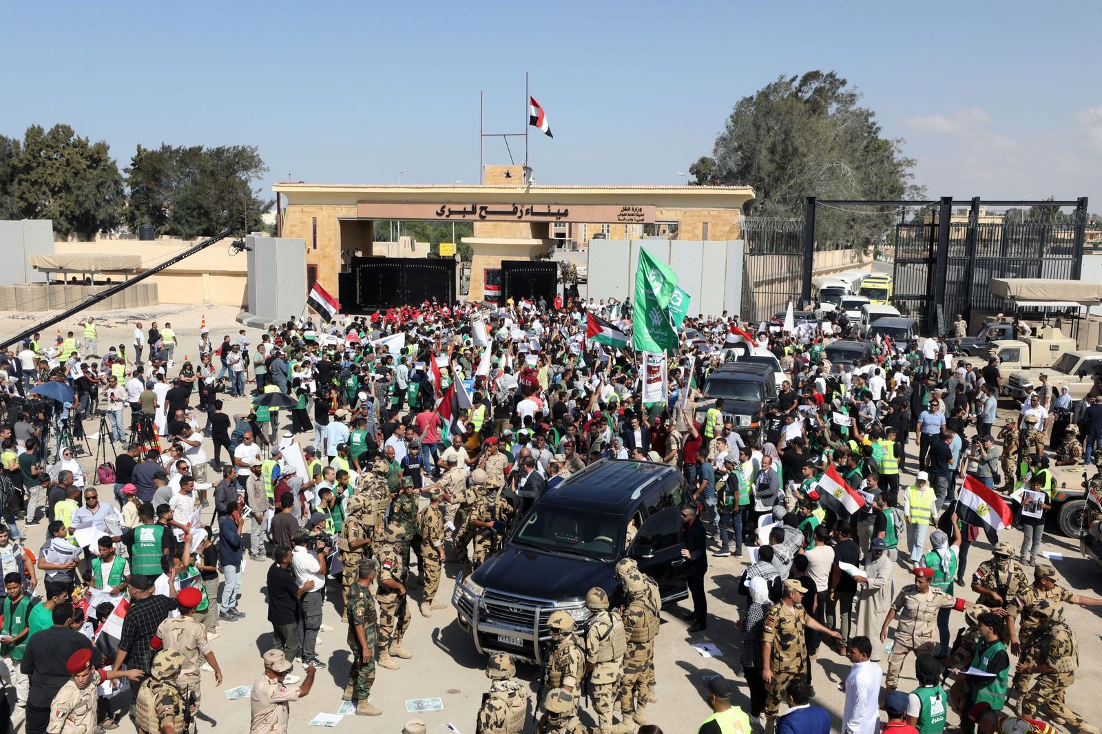 Llegada del vehículo del secretario general de la ONU, Antonio Guterres, al puesto fronterizo de Rafah