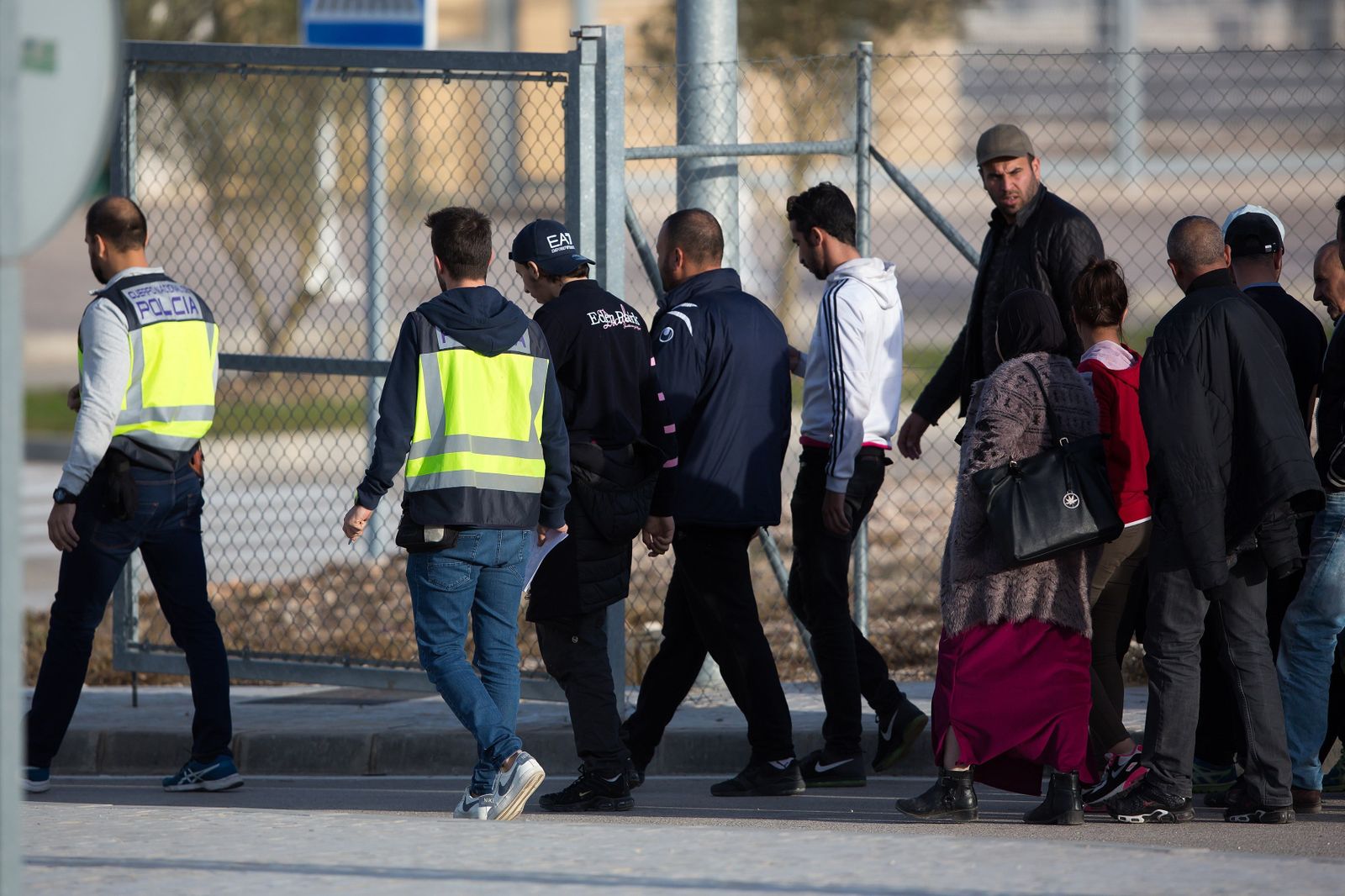 Familiares de algunos de los inmigrantes recluidos en la prisión de Archidona, ayer a su llegada al centro.