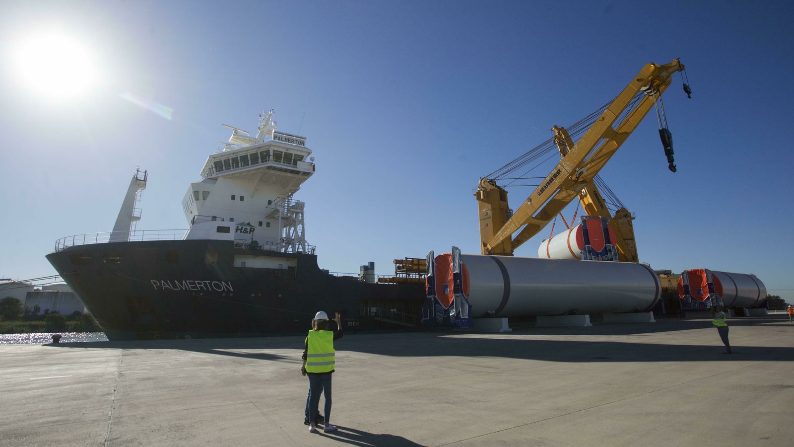 Otro momento de la carga de las piezas de la torre eólica en el Puerto de Sevilla.