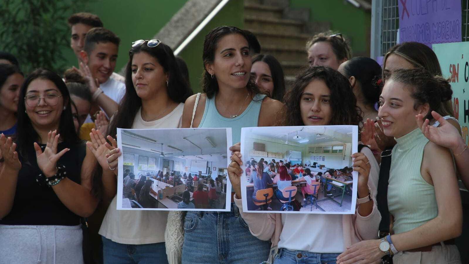 Alumnos de Torre Almirante protestan a las puertas del instituto, este martes. Alumnos de Torre Almirante protestan a las puertas del instituto, este martes.