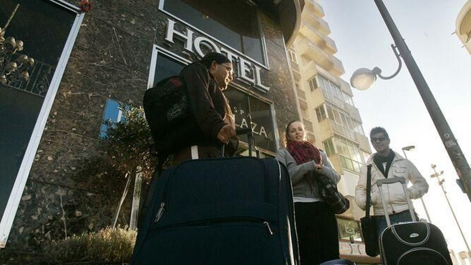 Un grupo de turistas, en la puerta de un hotel en los pasados carnavales