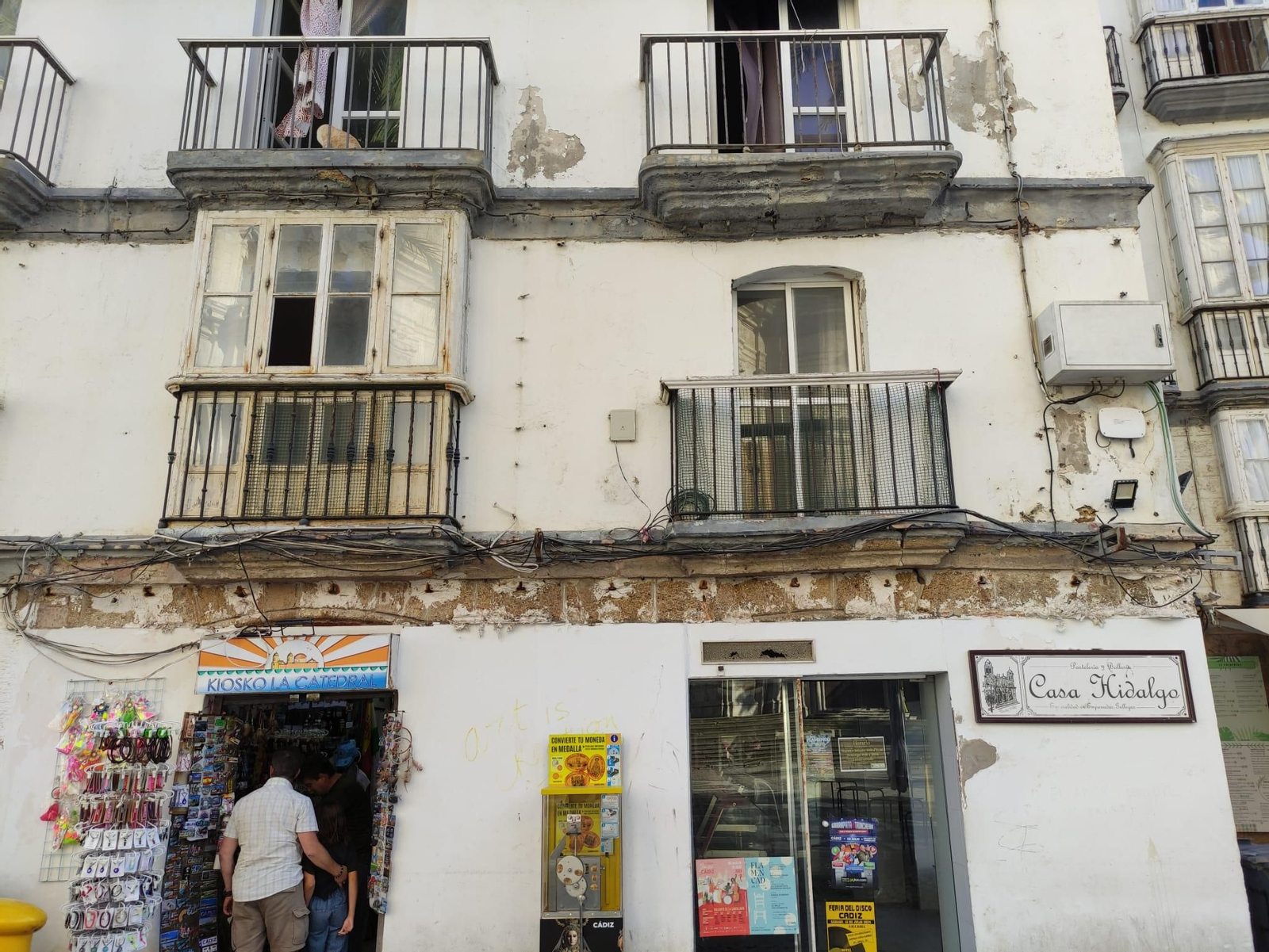 La finca en mal estado de la plaza de la Catedral. Se ven los arcos originales del ultramarinos de 1914.